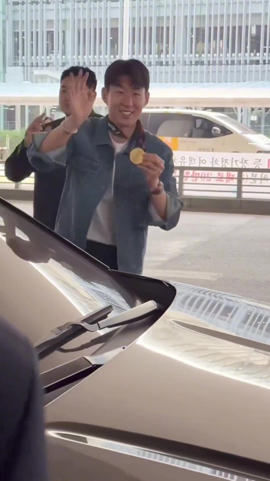衣錦還鄉(xiāng)！孫興慜返回韓國(guó)，眾多女球迷讓其把歐聯(lián)獎(jiǎng)牌戴上