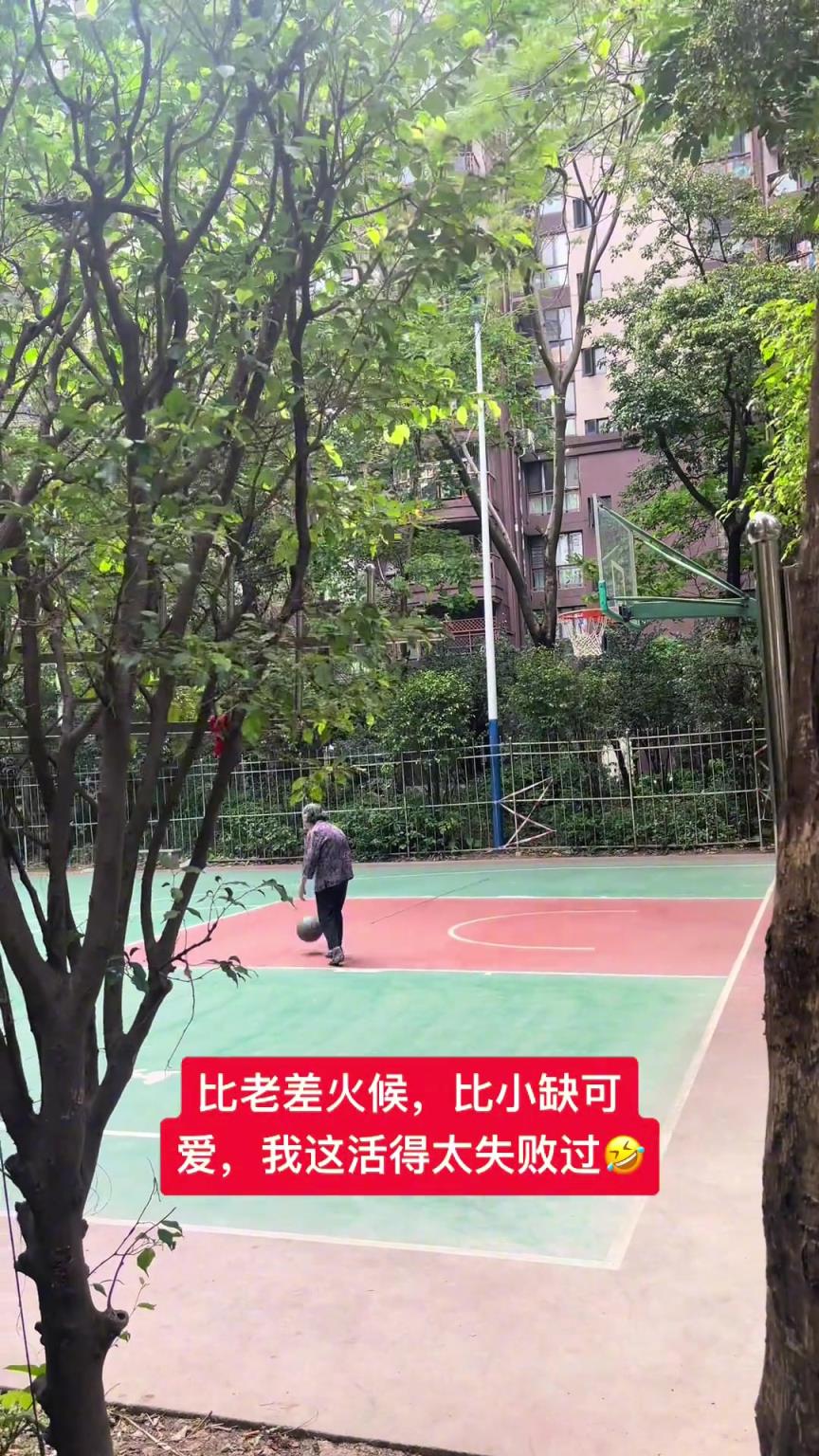 這阿婆單手一投一個準，姜還是老的辣