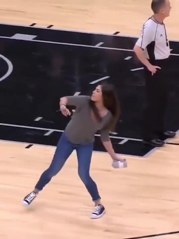 不愧是美國女籃主力，普拉姆的力量太嚇人了