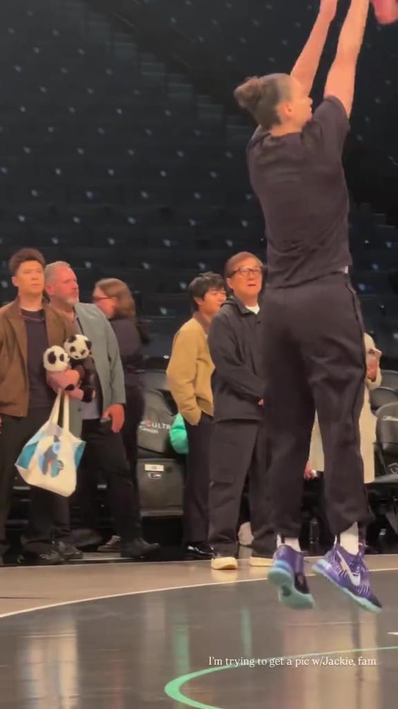 71歲成龍現(xiàn)身巴克萊中心看女籃比賽：她們投籃怎么那么準！??！
