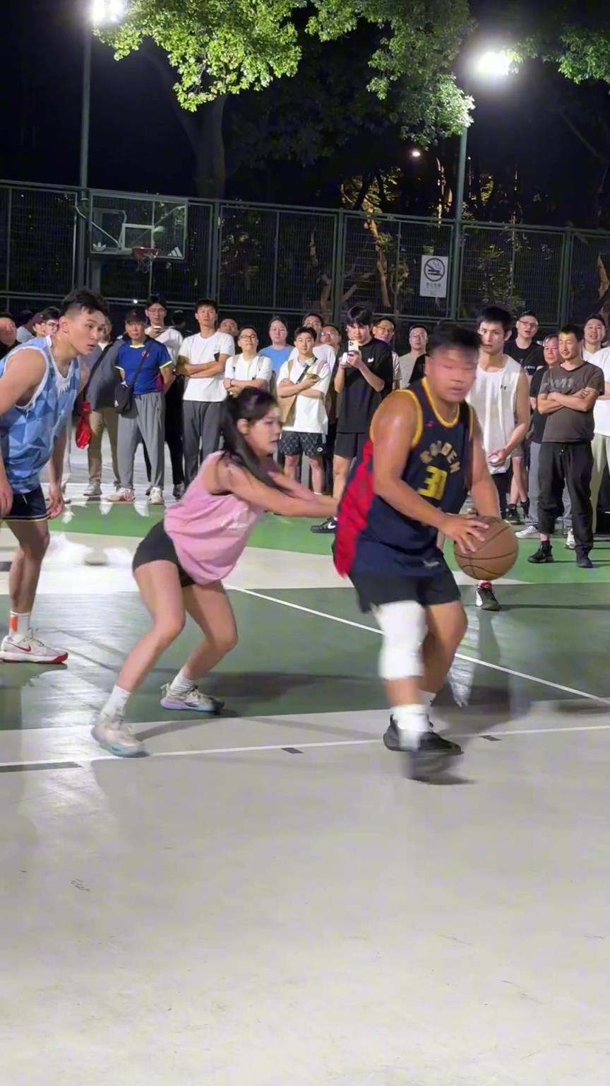 這哥們看見(jiàn)防自己的是女生，一個(gè)勁背打，球也不傳了